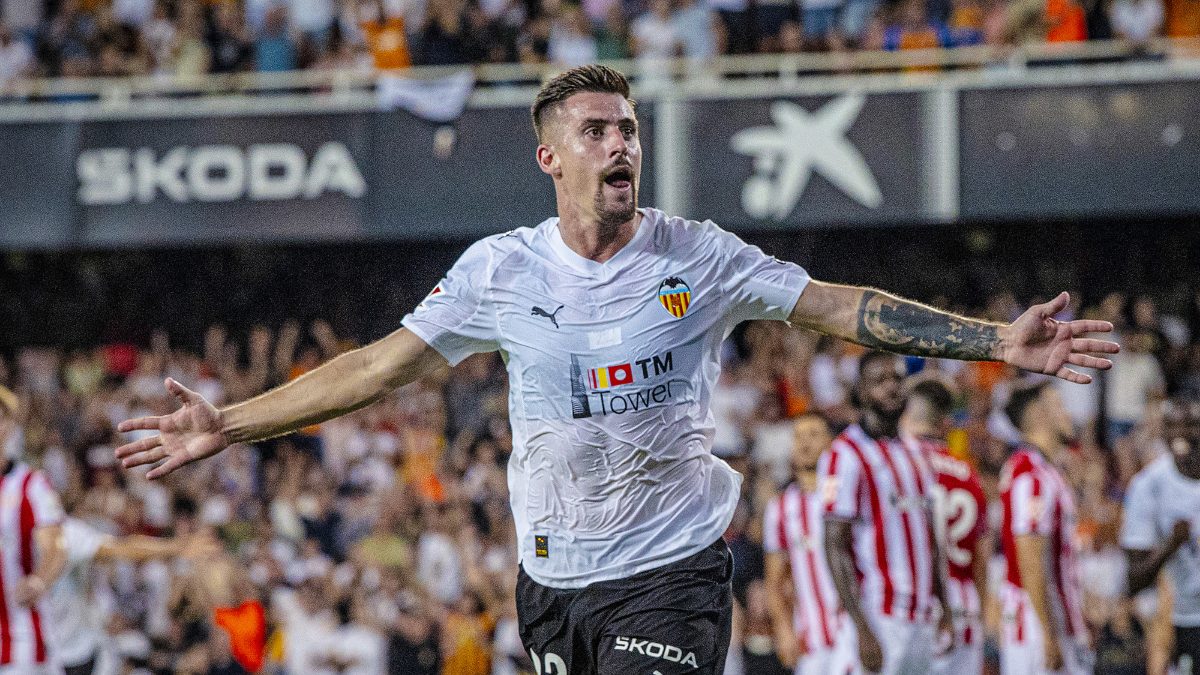 Baptiste Santamaría celebra un gol anotado con el Valencia