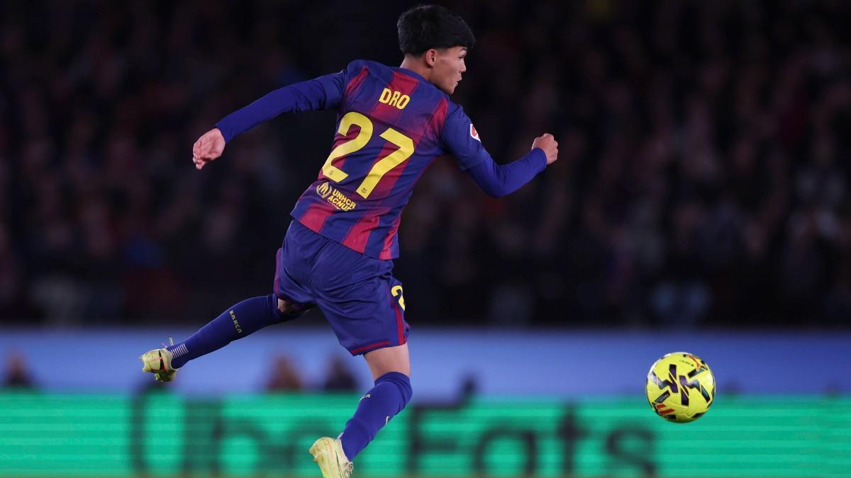 Dro playing for FC Barcelona