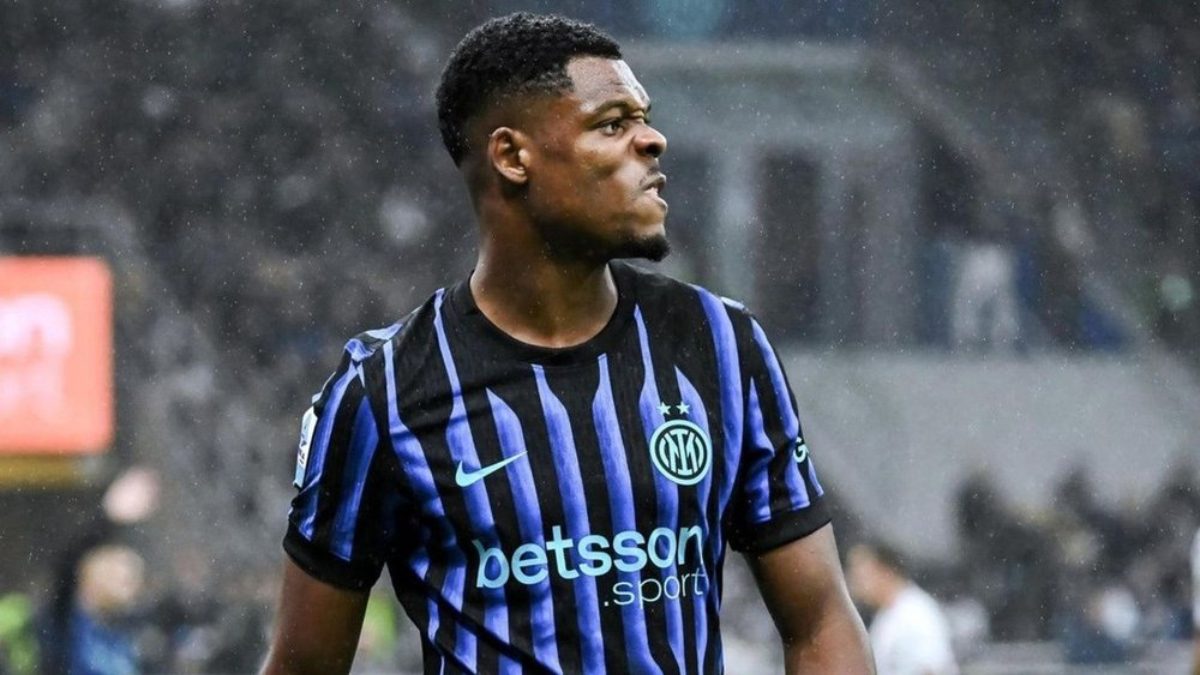 Denzel Dumfries durante un partido con el Inter de Milán