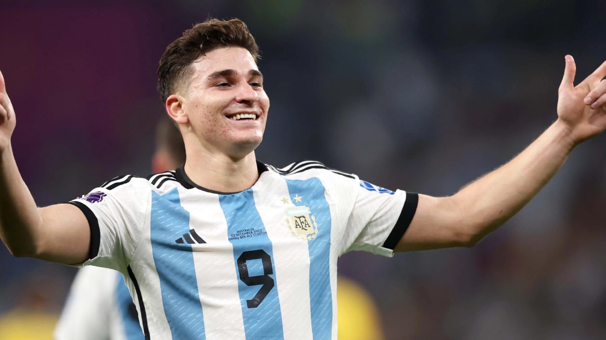Julián Álvarez celebra un gol marcado con Argentina