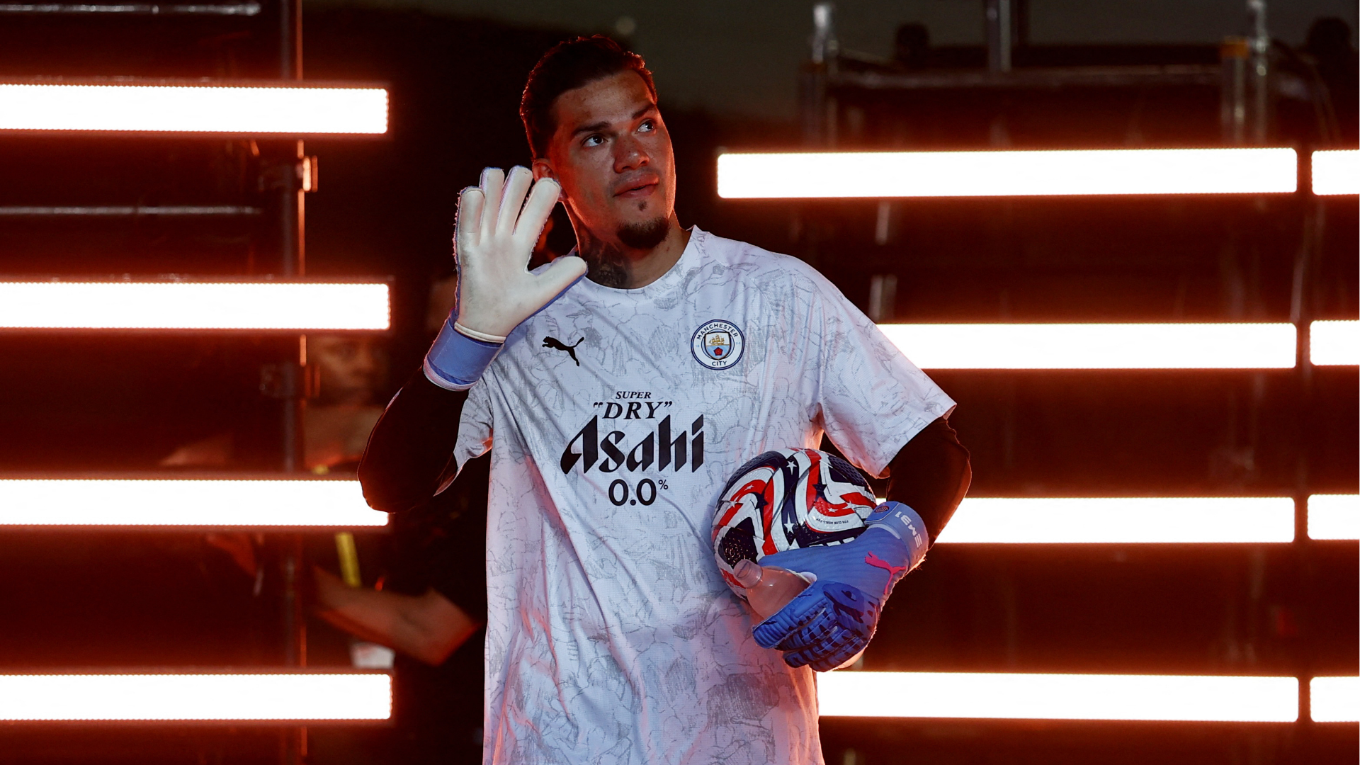 Ederson presentando la nueva camiseta del Manchester City