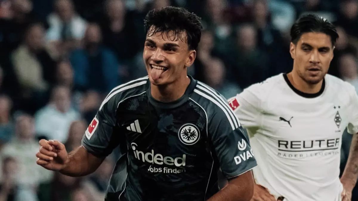 Can Uzun celebra un gol con el Eintracht Frankfurt