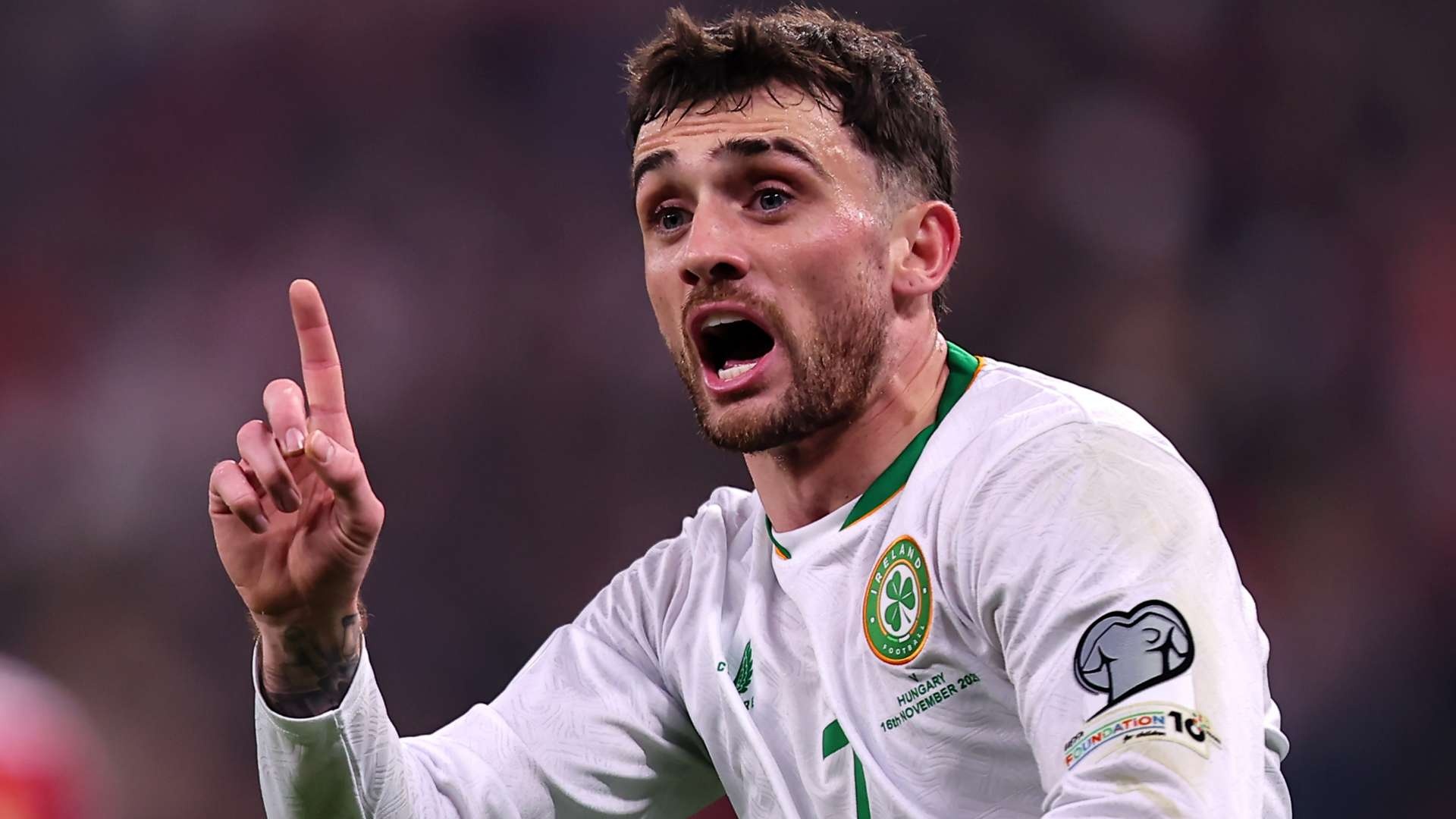 El Betis acelera por Troy Parrott