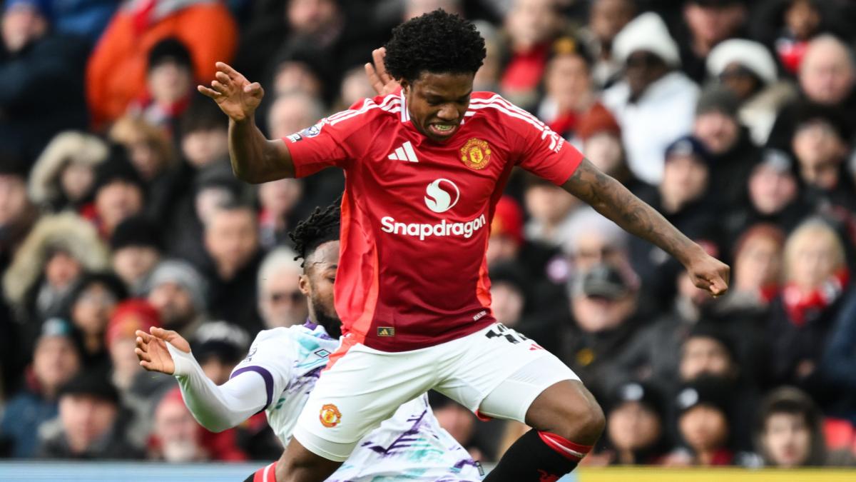 Tyrell Malacia durante un partido con la camiseta del Manchester United