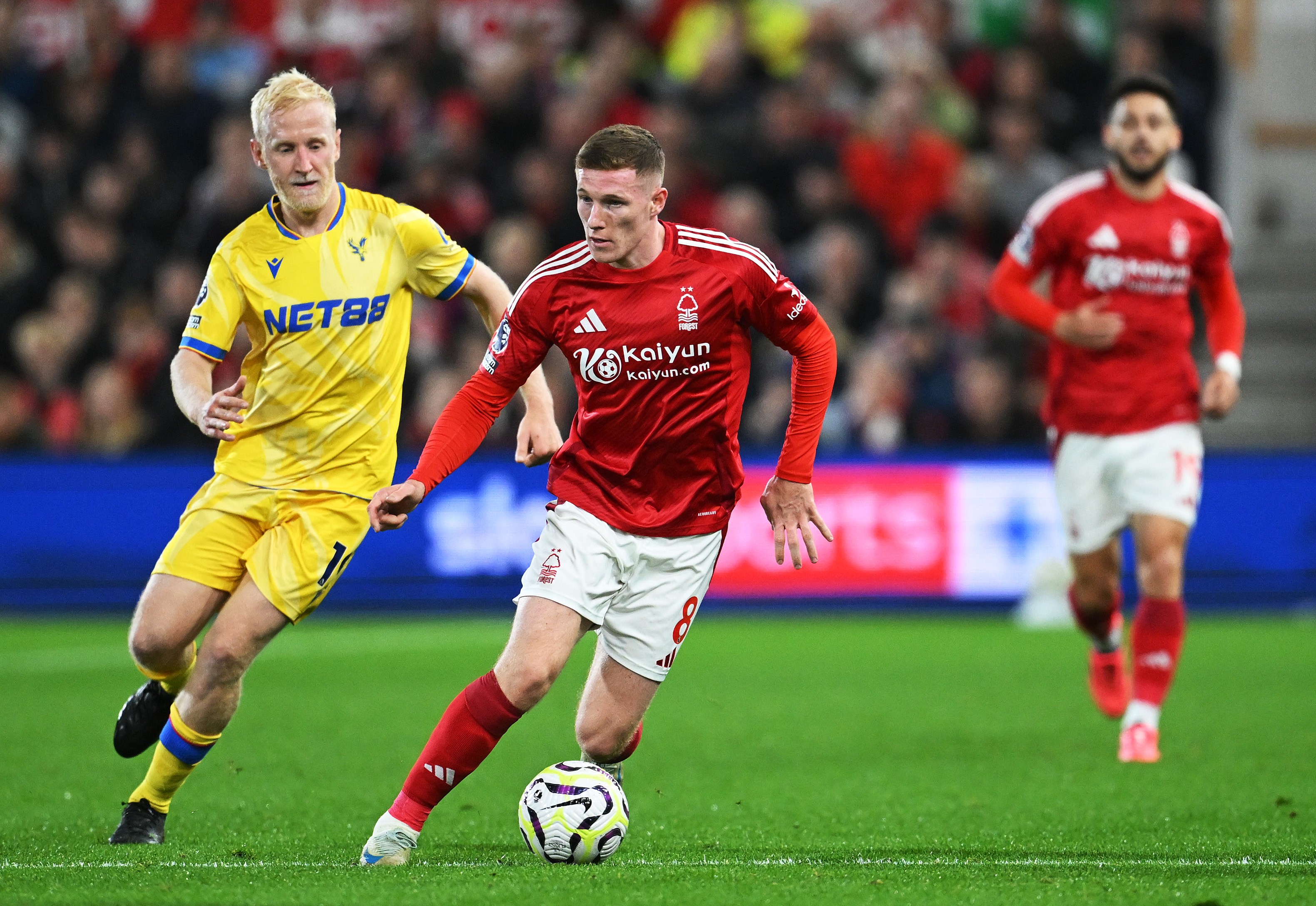 Elliot Anderson jugando contra el Crystal Palace