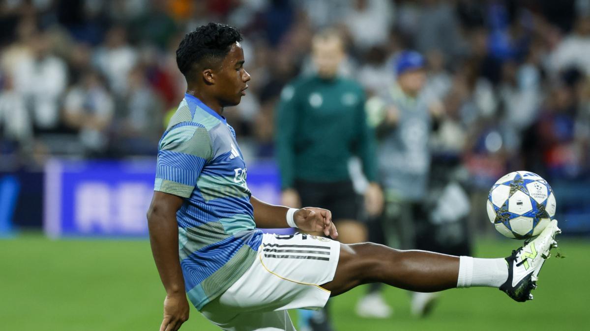 Endrick calienta antes de un partido del Real Madrid