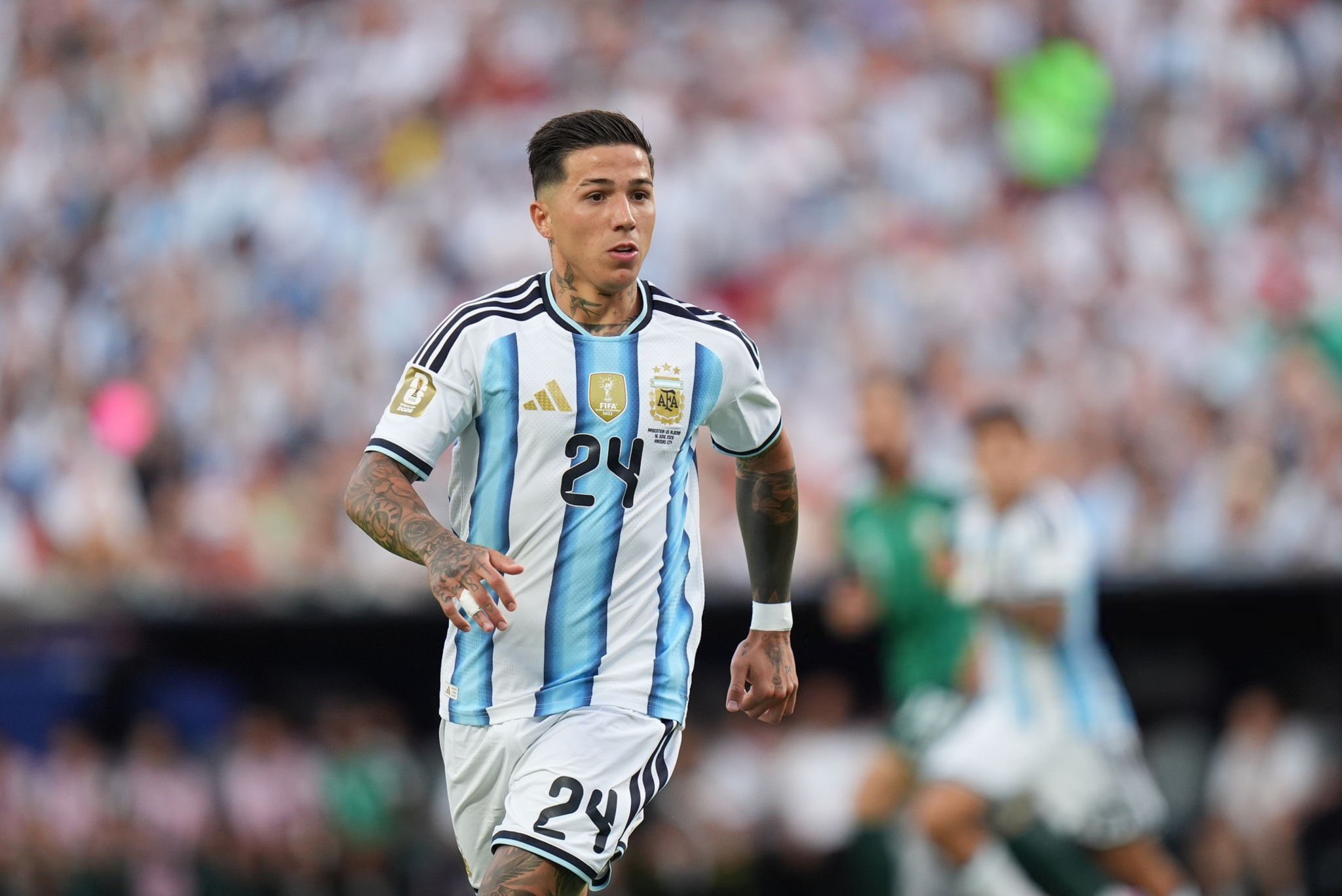 El Manchester City ha iniciado la búsqueda de un centrocampista en este mercado estival de 2026 para reemplazar a Rodri, quien solicitó salir al FC Barcelona pese a tener contrato hasta junio de 2027. La directiva inglesa rechazó la primera propuesta formal blaugrana de 40 millones de libras y exige 80 millones de libras para autorizar la venta, situando en su agenda a Enzo Fernández, Adam Wharton y Alex Scott para completar la rotación de Enzo Maresca. La reestructuración de la medular en el Manchester City tras la llegada de Maresca Tras asumir el banquillo del Manchester City ante la salida de Pep Guardiola, Enzo Maresca diseña la medular de la temporada 2026/2027 contemplando las salidas de Mateo Kovacic y Tijjani Reijnders. La cúpula Sky Blue ya oficializó la llegada de Elliot Anderson y negocia la incorporación de Ayyoub Bouaddi desde el Lille por una cifra cercana a los 25 millones de euros. Para completar la demarcación de pivote, Maresca ha solicitado a Enzo Fernández, volante de 25 años del Chelsea cuyo traspaso se valora en 120 millones de euros. El internacional argentino busca salir de Stamford Bridge tras no clasificar a la Champions League, aunque el técnico Xabi Alonso solo autorizará su venta si el club londinense firma un sustituto previo. Las alternativas de la Premier League: Adam Wharton y Alex Scott La segunda opción en la nómina del Manchester City es Adam Wharton, centrocampista de 22 años del Crystal Palace que mantiene contrato hasta 2029. El club de Londres no prevé negociar la salida del jugador a menos que reciba una propuesta económica relevante antes del cierre del mercado. La tercera vía es Alex Scott, centrocampista de 22 años del Bournemouth a quien la directiva de los Cherries ha tasado en 80 millones de euros. El futbolista inglés también figura en la agenda de fichajes del Chelsea y del Manchester United tras completar la última campaña en la Premier League. El Manchester City espera la respuesta del FC Barcelona sobre la exigencia de 80 millones de libras por Rodri dura