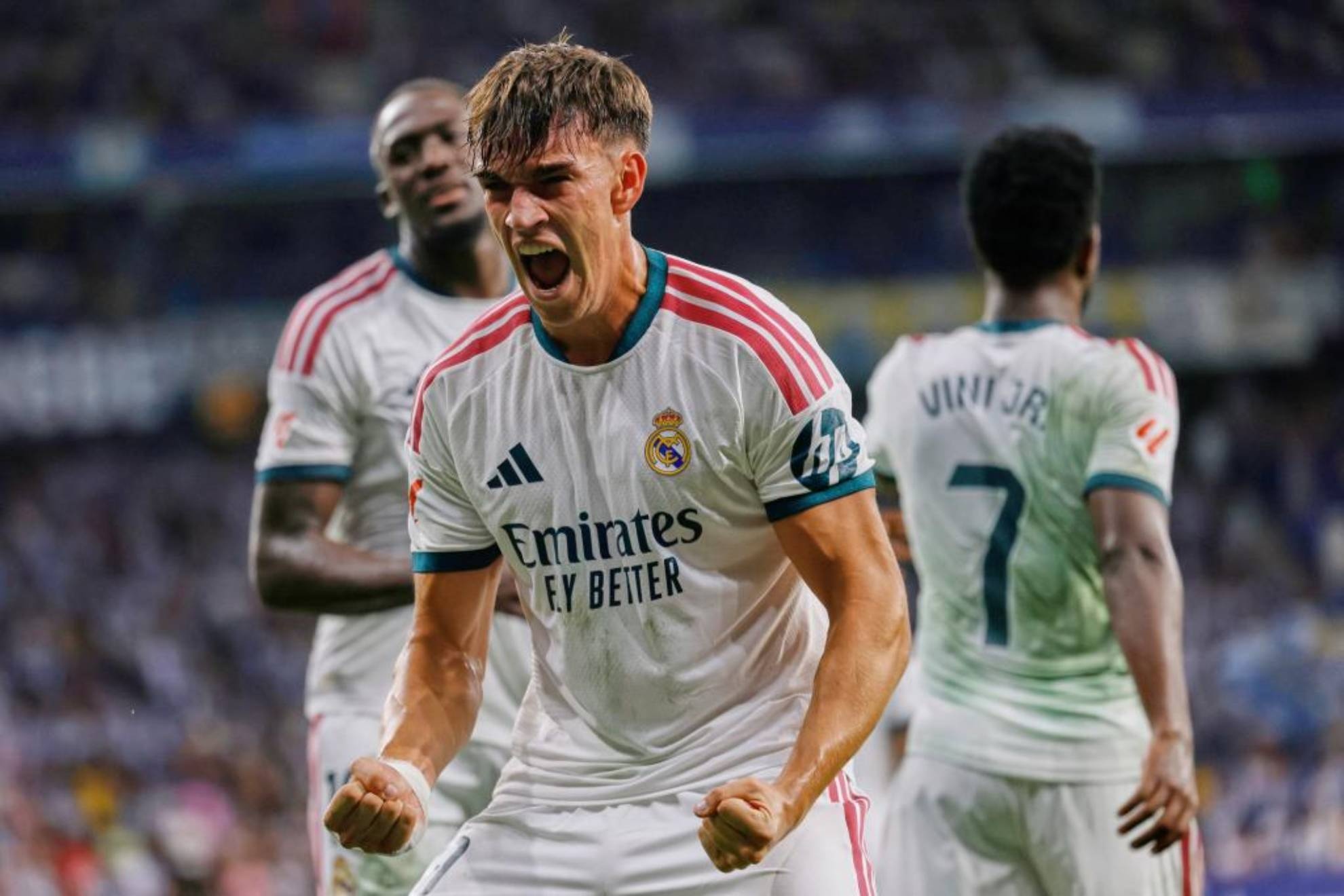 Carlos Espí aprieta a Vinicius