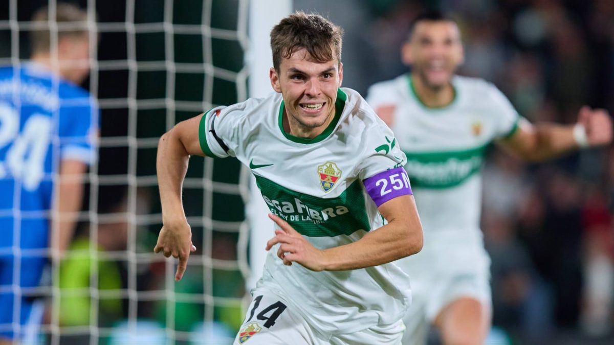 Aleix Febas celebra un gol anotado con el Elche