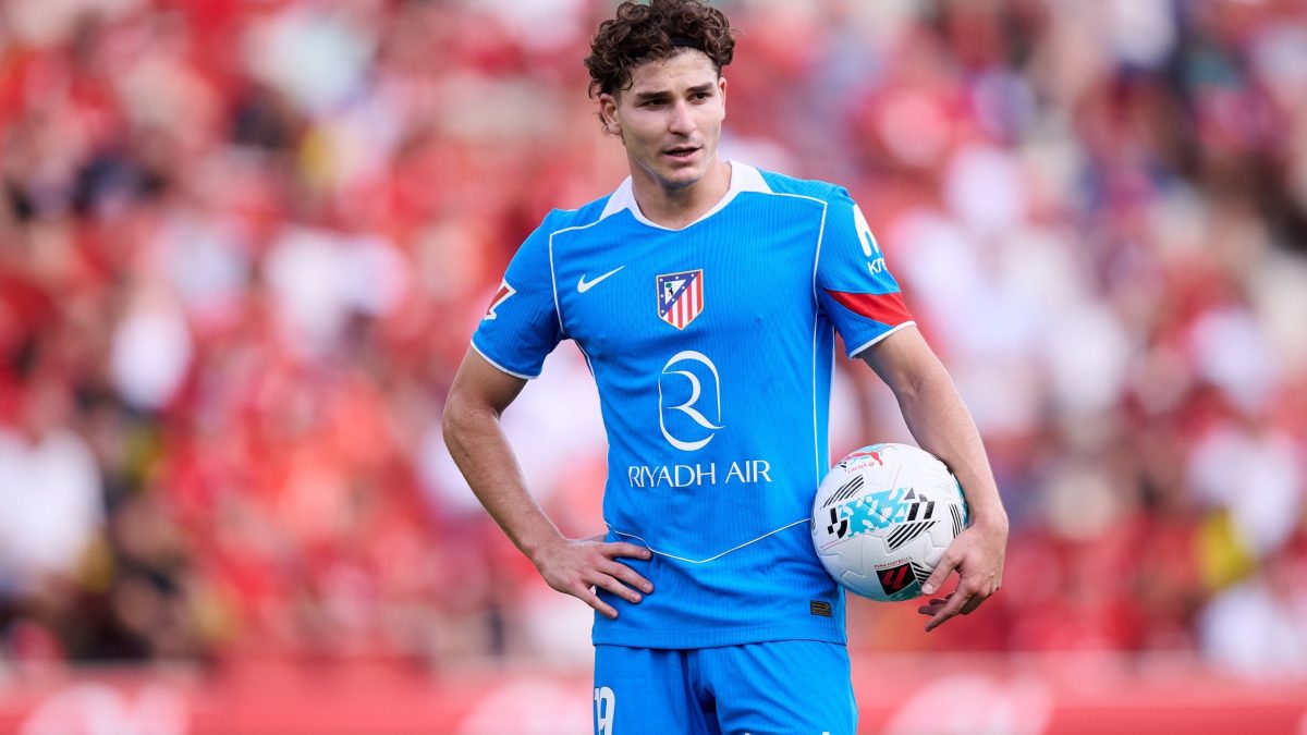 Julián Álvarez durante un encuentro con el Atlético de Madrid