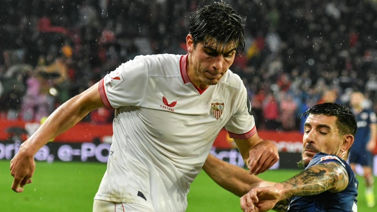 Juanlu Sánchez durante un partido lluvioso con el Sevilla