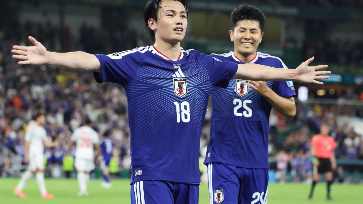 Ayase Ueda celebra un gol anotado con la selección de Japón
