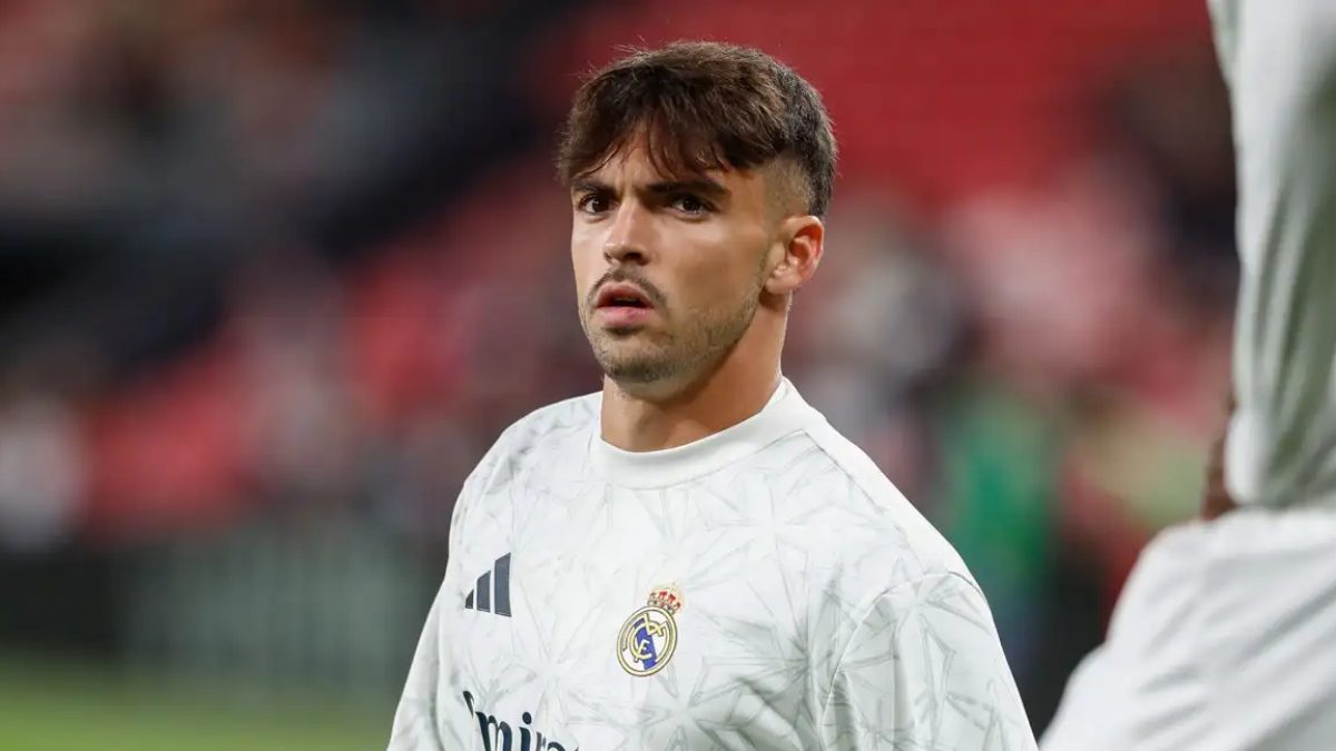 Raúl Asencio durante un calentamiento con el Real Madrid