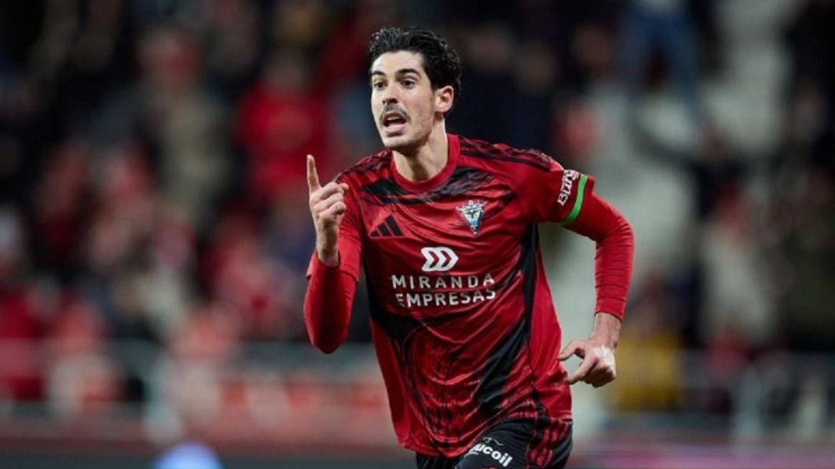 Carlos Fernández celebra un gol anotado con el Mirandés