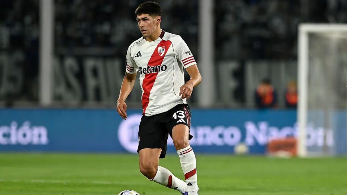 Lautaro Rivero durante un partido con River Plate