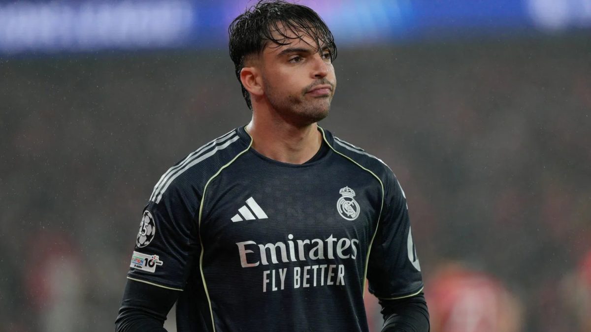 Raúl Asencio durante un partido con el Real Madrid