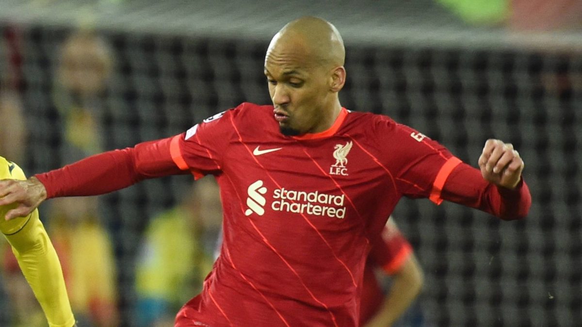 Fabinho durante un partido con el Liverpool