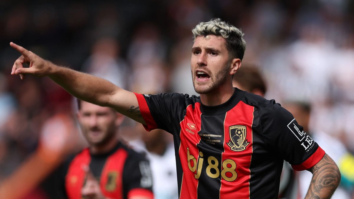 Marcos Senesi durante un partido con el Bournemouth