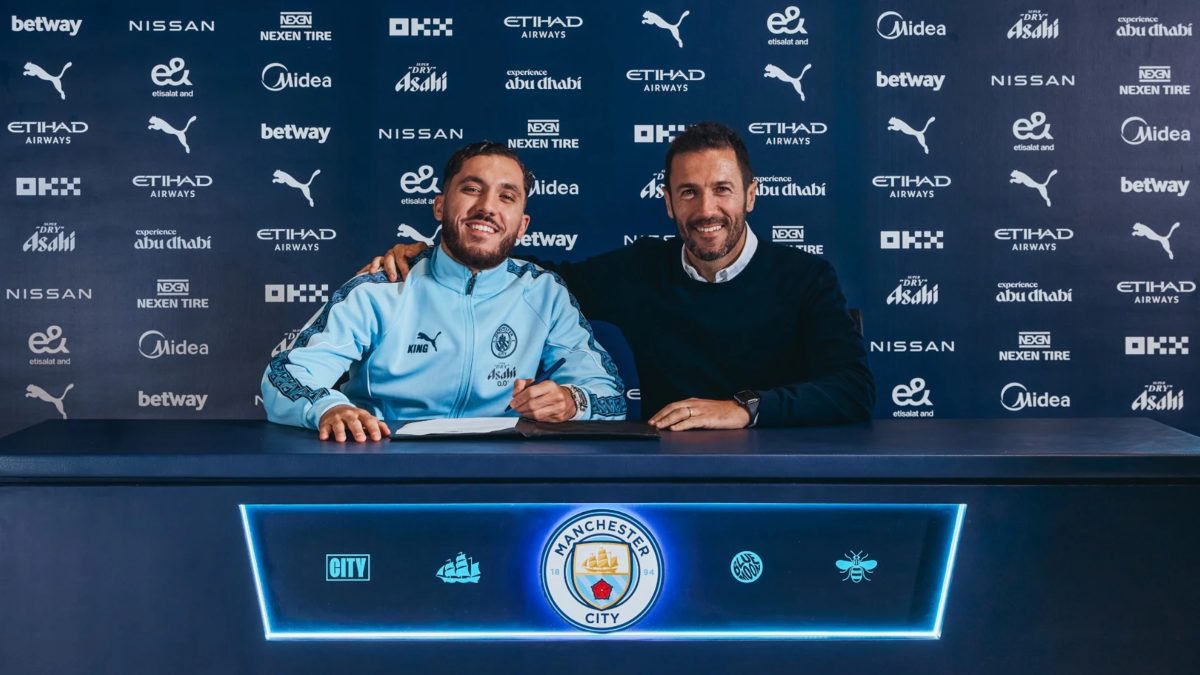 Rayan Cherki durante su presentación con el Manchester City