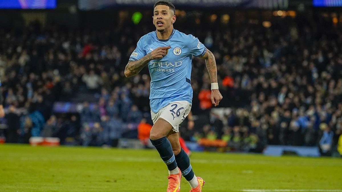 Savinho celebra un gol anotado con el Manchester City