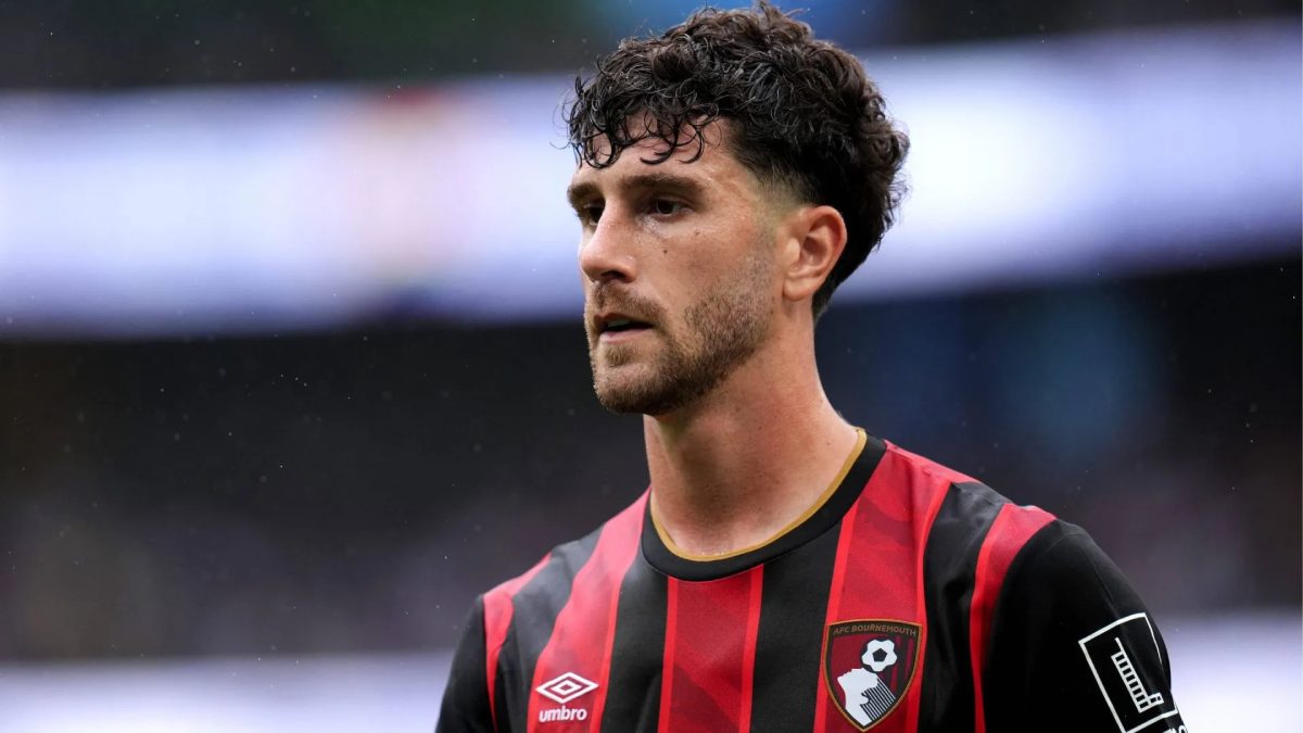 Marcos Senesi durante un partido con el Bournemouth