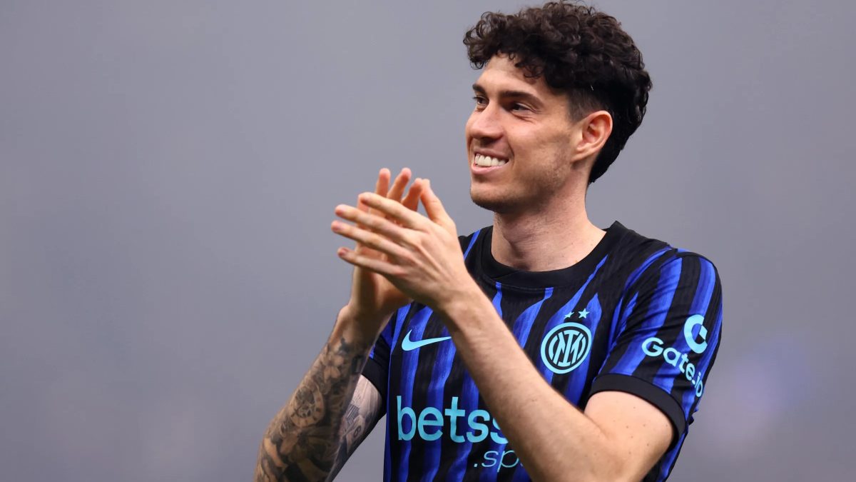 Alessandro Bastoni applauds the Inter Milan fans