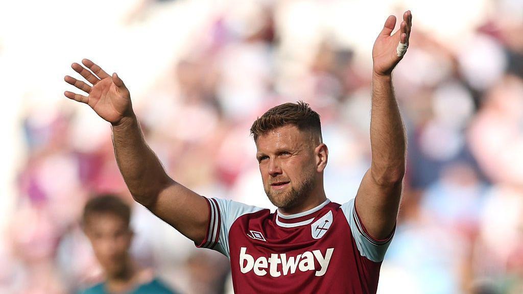 Fullkrug returns to the orbit of Real Sociedad