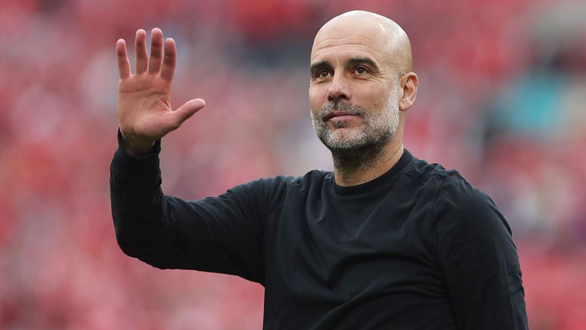 Pep Guardiola saluda a los aficionados del Manchester City tras un partido