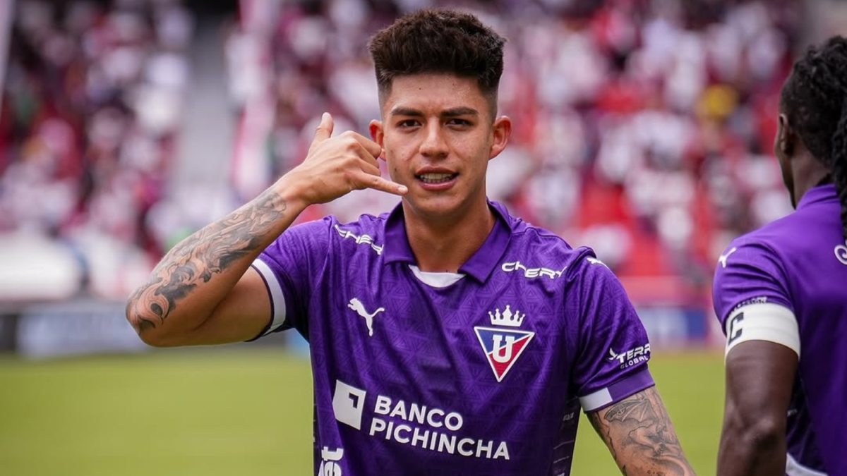 Gabriel Villamíl celebra un gol con LDU Quito