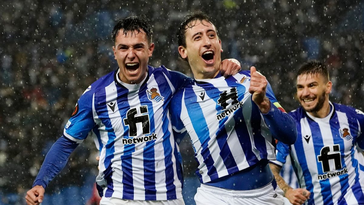 Mikel Oyarzabal y Martín Zubimendi celebran un gol de la Real Sociedad