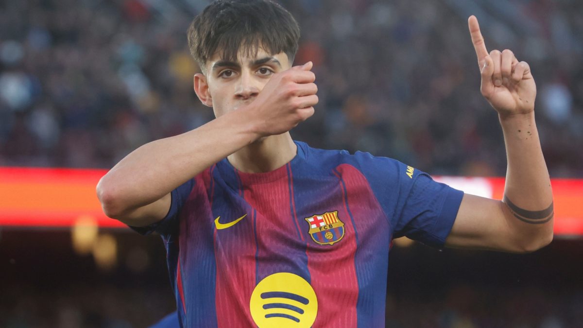 Marc Bernal celebra un gol con el FC Barcelona