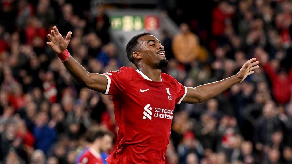 Gravenberch tendrá otro contrato en el Liverpool