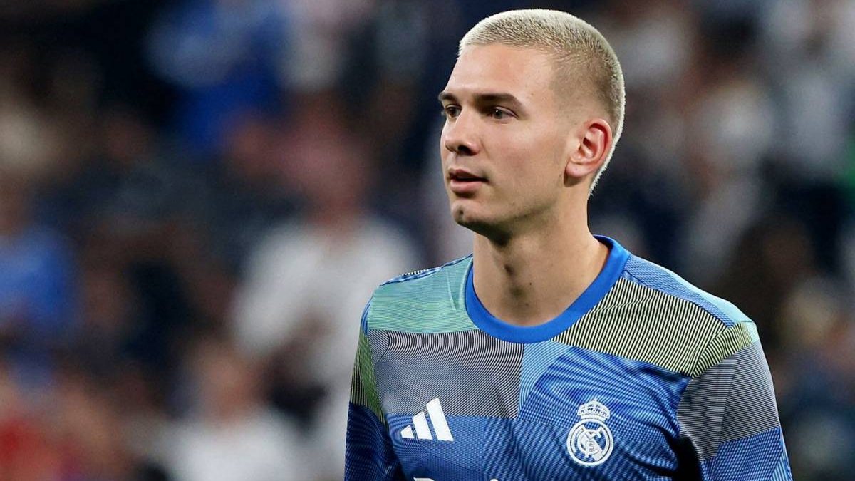 Franco Mastantuono durante un calentamiento con el Real Madrid