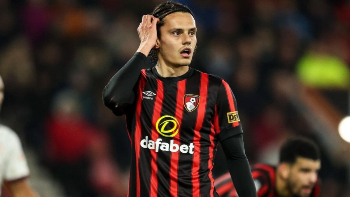Enes Ünal durante un partido con el Bournemouth