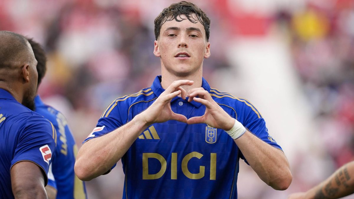 Fede Viñas celebrates a goal scored with Real Oviedo