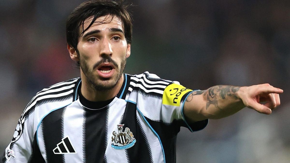 Sandro Tonali durante un partido con el Newcastle