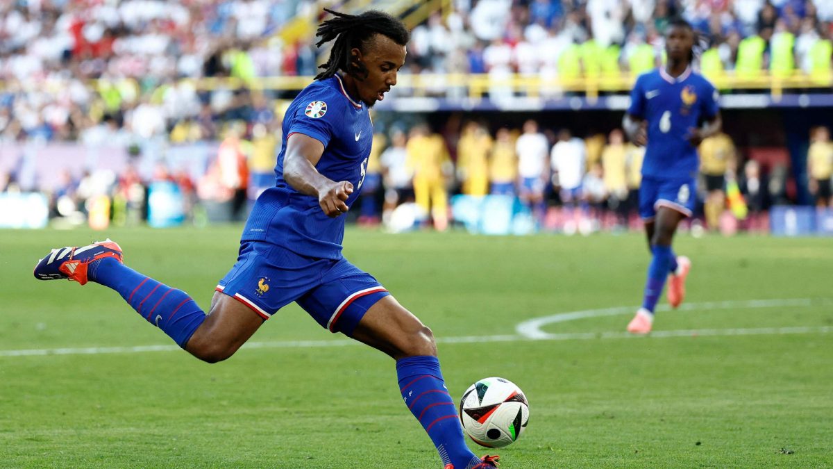 Jules Koundé durante un partido con Francia