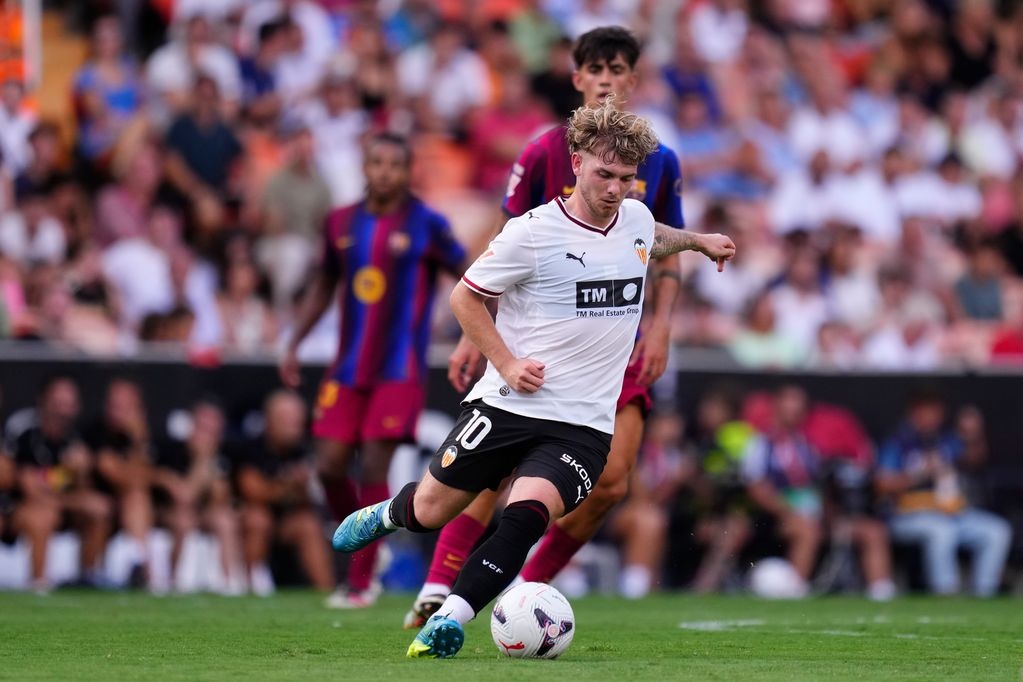 Harvey Elliott preocupa a Liverpool y Valencia