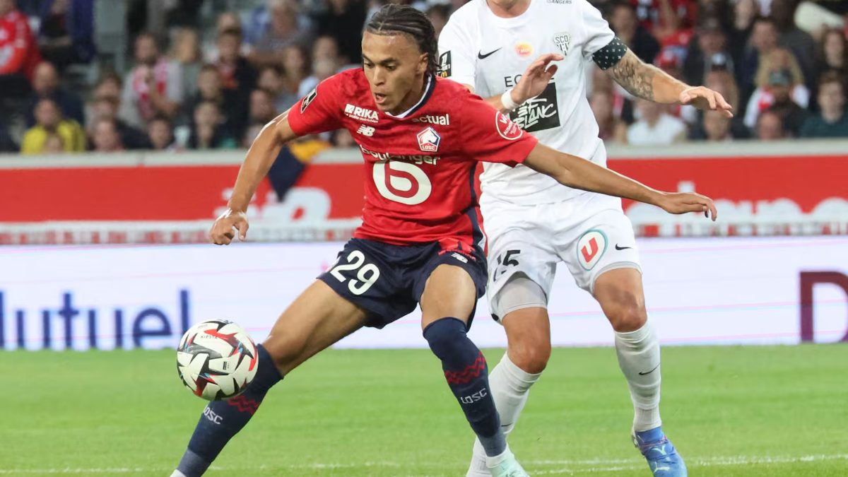 Ethan Mbappé durante un partido de Ligue 1 con el Lille