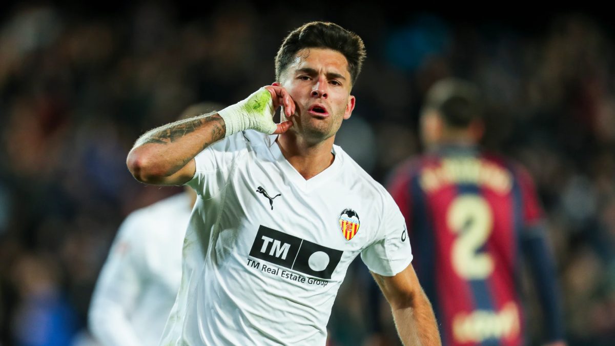 Hugo Duro celebra un gol anotado con el Valencia