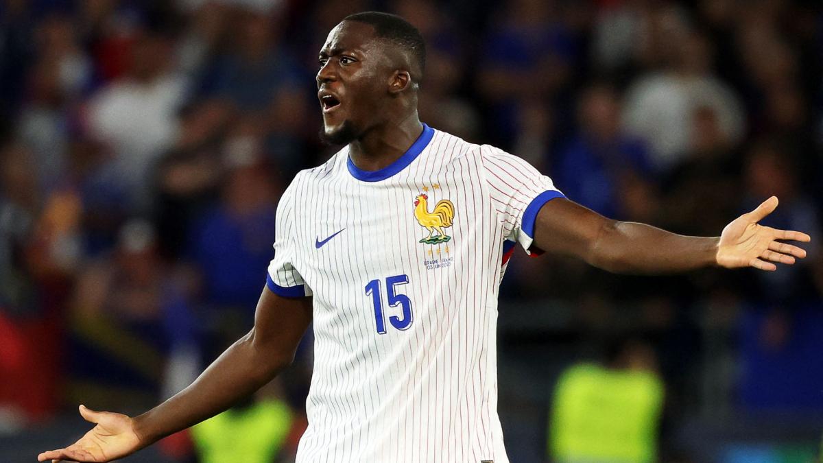 Ibrahima Konaté durante un partido con la selección de Francia
