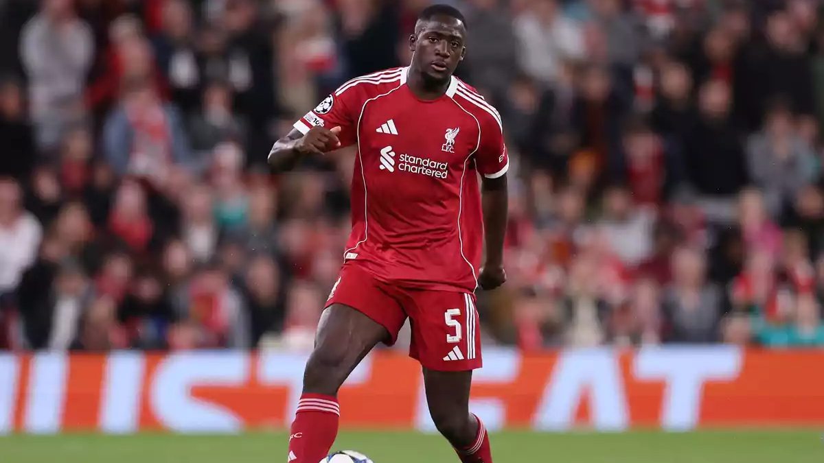 Ibrahima Konaté durante un partido con el Liverpool