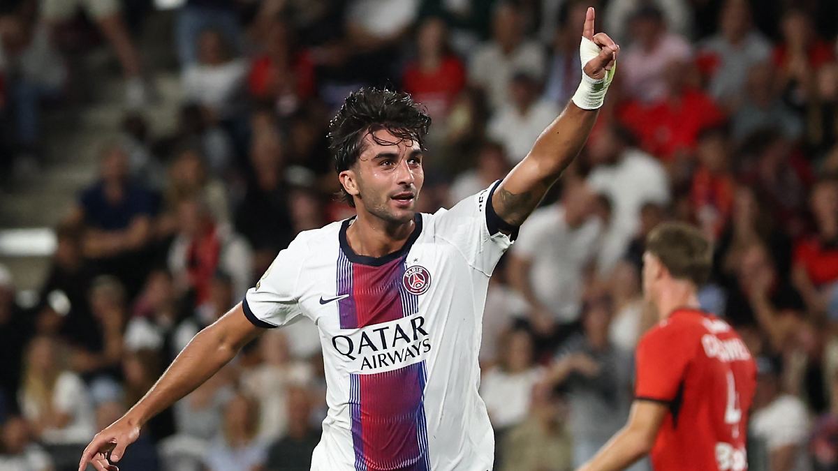 Ferran Torres celebra un gol con el PSG / Reuters