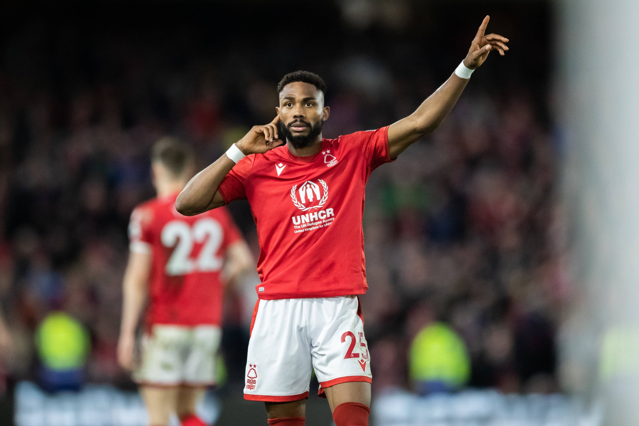 Dennis jugando para el Nottingham