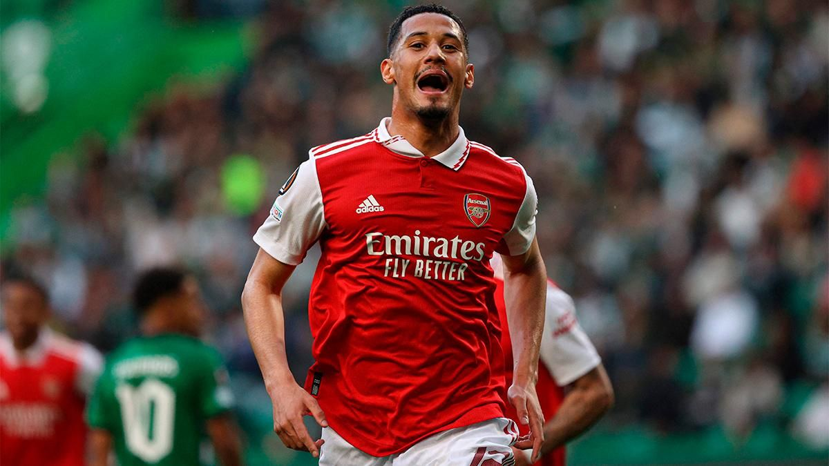 Saliba celebrando un gol con el Arsenal