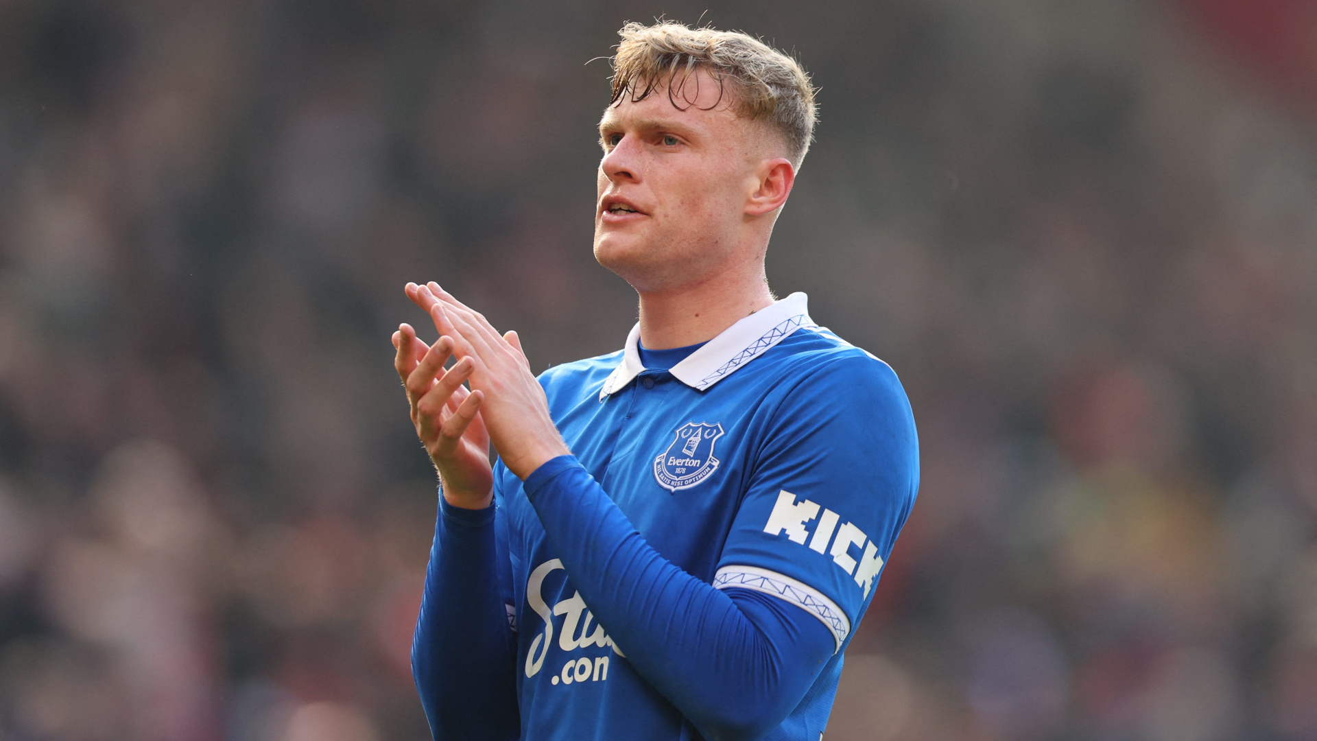 Jarred saludando a los aficionados