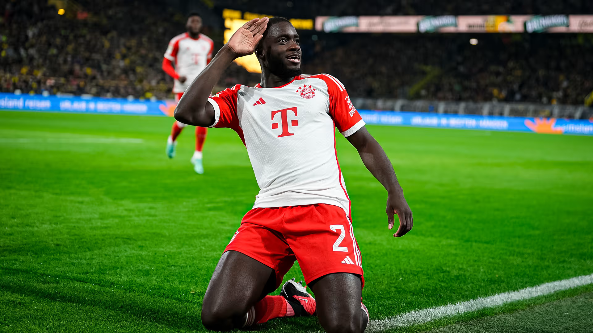 Upamecano celebrando el gol de la victoria