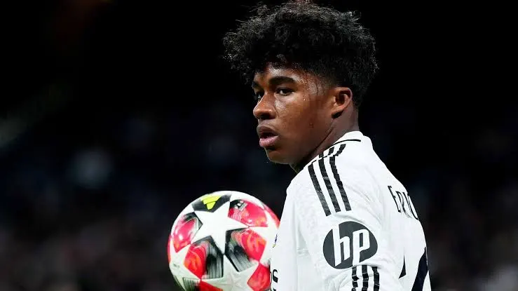 Endrick fallando una oportunidad clara de gol