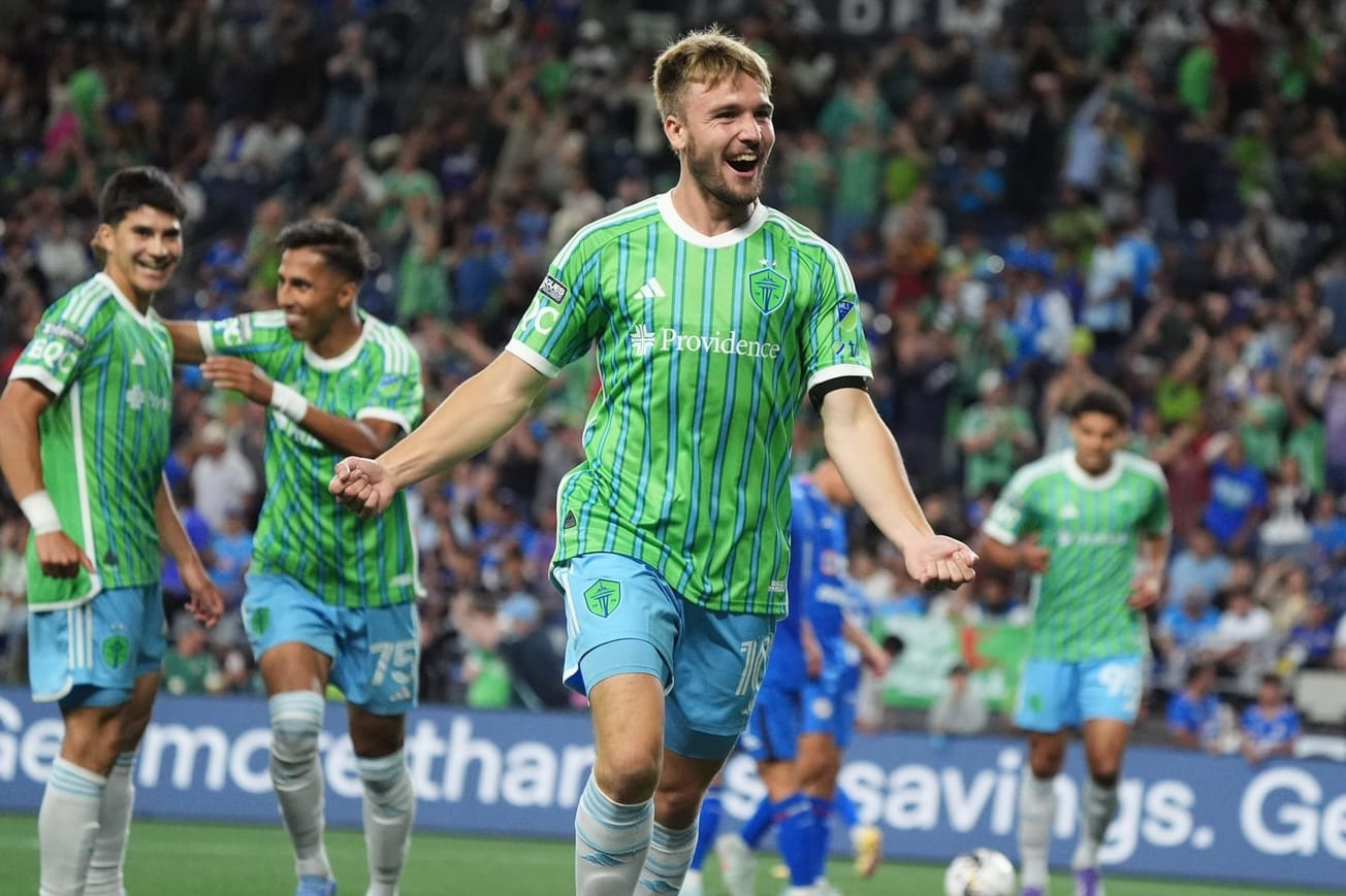 Pedro de la Vega con la camiseta del Seattle Sounders
