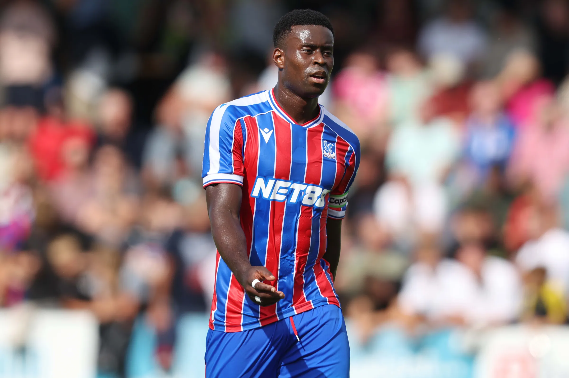 Marc Guéhi siendo capitán con el Crystal Palace